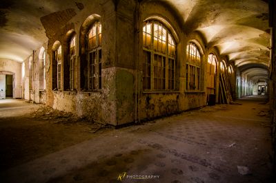 Ein sehr altes Gebäude mit vielen Fenstern